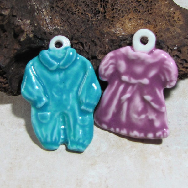 Garde-robe, au choix, vêtement bébé fille garçon, pendentif porcelaine, robe grenouillère, cadeau naissance, rose mauve turquoise, céramique