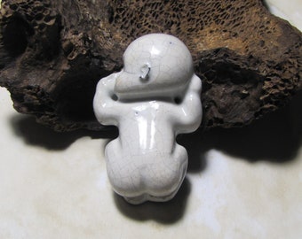 Cabochon bébé en céramique artisanale, raku, blanc, à coller, intégration dans tableau, mosaïque, idée cadeau naissance
