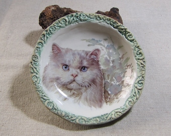 Leerer Taschenbecher, weiße Katze mit blauen Augen aus handgefertigter Keramik, türkisgrüner Arabesken-Spitzenrand