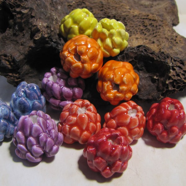 Perles florales en céramique artisanale au choix 1 paire, lotus ou dahlia, jaune orange corail rouge violine ou bleu-mauve