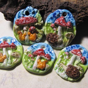 Ciondoli o pendenti in ceramica realizzati a mano a forma di scoiattolo, riccio e fungo, fungo amanita muscaria, design di gioielli, autunno