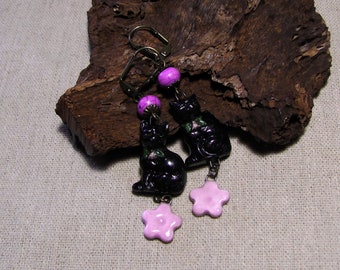 Chat noir boucles d'oreilles en céramique artisanale, dormeuses couleur bronze, pièce unique, perle violette, fleur mauve