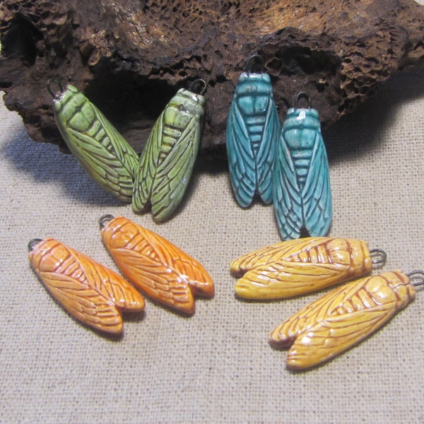 Au choix 1 paire de breloques en céramique artisanale, cigale, création bijou boucles d'oreilles, jaune, orange, bleu, vert