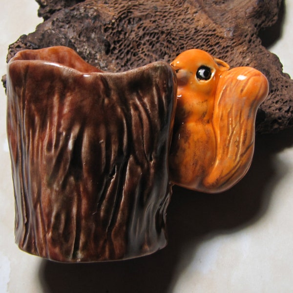 Petit vase ou cache pot en céramique artisanale, souche d'arbre et écureuil, idée cadeau, miniature, décoration florale, marron orange