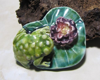 Water lily and frog, artisanal ceramic cabochon, handmade, nature, jewelry creation, brooch, mosaic, ceramic to stick, unique