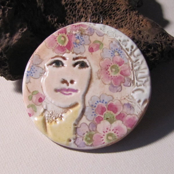 Portrait jeune femme, pendentif visage, céramique artisanale, chevelure fleurie, fleur sakura, création bijou, pièce unique pour collier