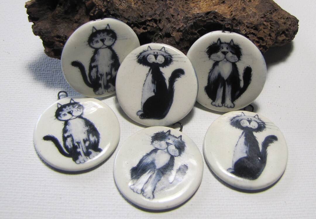 SUNNYCLUE 1 boîte de 32 breloques en Forme de Chat en Acrylique de 8 couleurs, Breloques D'Animaux Mignons, Mini Chats Colorés, en Vrac pour la Fabrication de Bijoux, Breloques pour Femmes, Colliers