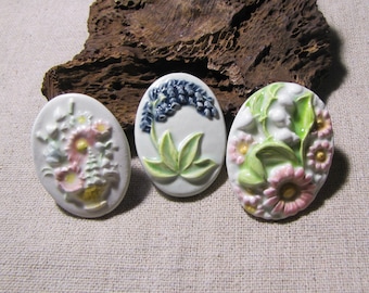 Sie haben die Wahl zwischen 1 handgefertigten Keramik-Cabochon, Blumenmotiv, Frühling, Cabochon zum Aufkleben oder Setzen, Rittersporn, Maiglöckchen, Blumenkorb