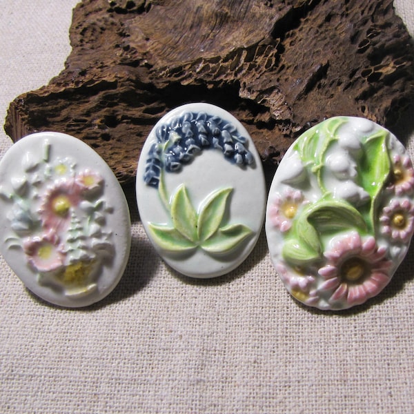 Au choix 1 cabochon en céramique artisanale, thème floral, printemps, cabochon à coller ou sertir, delphinium, muguet, panier fleuri