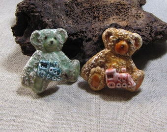 Cabochon-Teddybär und seine Lokomotive, Kuscheltier, handgefertigte Keramik, Gemäldekreation, Wahl zwischen Orange oder Grün, Dekoration für das Kinderzimmer