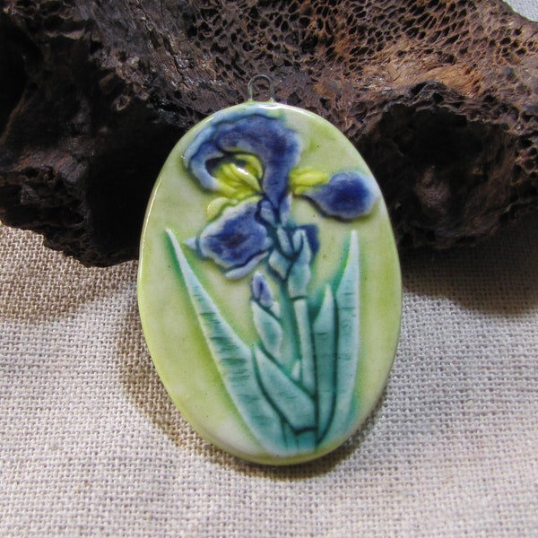 Ovale irishanger in ambachtelijk keramiek, sieraden maken, ketting, blauwe iris, lentesieraden, lentebloem, blauw geel groen