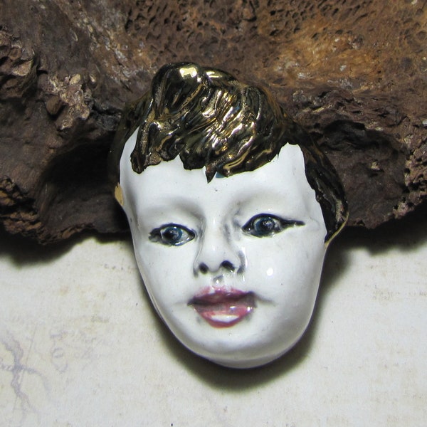 Visage enfant, garçon, cheveux or, cabochon en céramique artisanale, art doll pour création, yeux bleus, pièce unique fait main