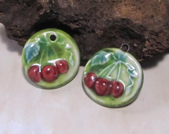 Pendentif double face, céramique artisanale fraise et cerise au choix avec attache acier ou trou, camaïeu vert rouge, création bijou fruité