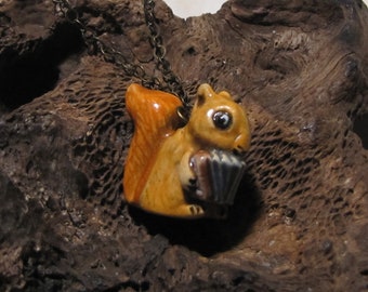 Collier pendentif écureuil musicien accordéoniste en céramique artisanale, accordéon bleu, chaînette bronze