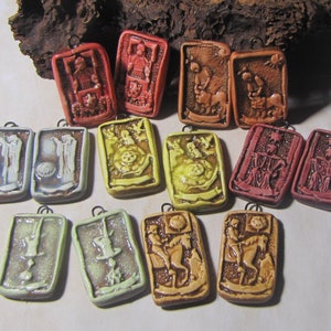 Elección de 1 par de dijes de cerámica hechos a mano para creación de joyas, aretes, únicos hechos a mano, tarot rider-waite, multicolor