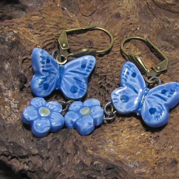 Papillons et fleurs bleues, boucles d'oreilles  en céramique, dormeuses, idée cadeau, bijou léger, c'est le printemps