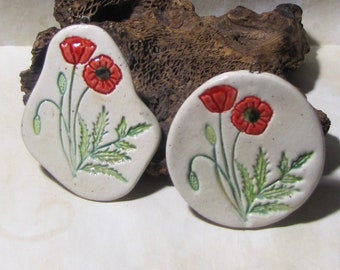 Au choix un pendentif coquelicot en céramique artisanale, forme libre ou disque, céramique à accrocher, bijou, décoration, rouge vert beige