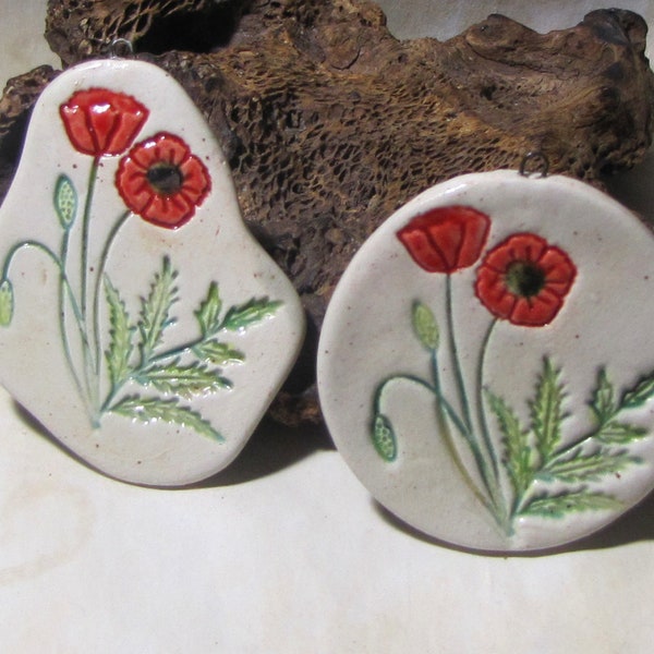 Au choix un pendentif coquelicot en céramique artisanale, forme libre ou disque, céramique à accrocher, bijou, décoration, rouge vert beige