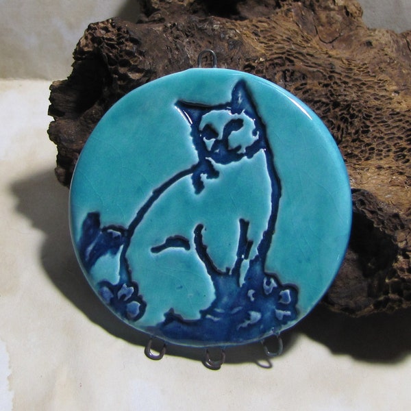 Pendentif connecteur chat en céramique artisanale, bleu turquoise, création bijou, médaillon fait main, collier sautoir, décoration