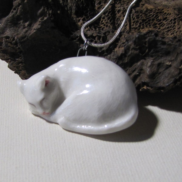 Chat blanc en porcelaine artisanale, collier pendentif, chat roulé en boule, céramique , chaîne argent 925, la sieste du chat