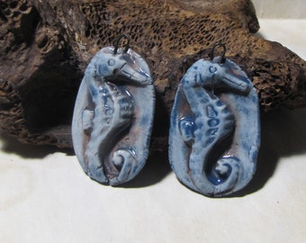 Hippocampe, 1 paire de breloques en céramique artisanale et rustique effet fossile, bleu vieilli mat satin, création bijou boucle oreille