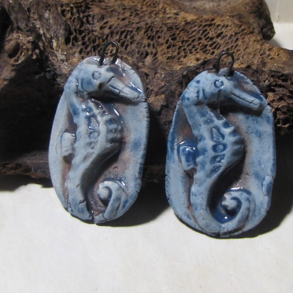 Hippocampe, 1 paire de breloques en céramique artisanale et rustique effet fossile, bleu vieilli mat satin, création bijou boucle oreille