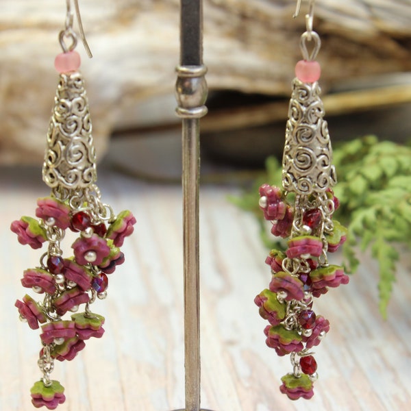 Boucles d'oreille  -  fleurettes roses - modelées en porcelaine froide , faites main, artisanales