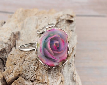 Bague en métal argenté, réglable, agrémentée d'une rose ,  modelée à la main en  porcelaine froide,