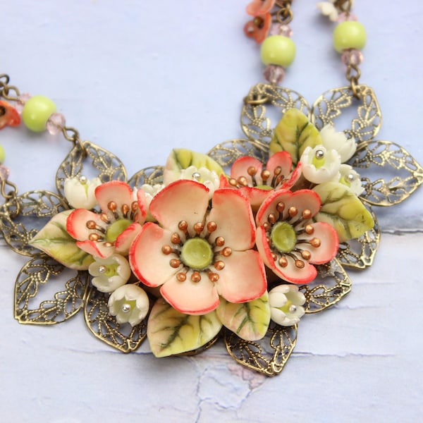 Collier floral, mariage, fiançaille, soirée, modèle unique de créateur, modelé à la main en porcelaine froide