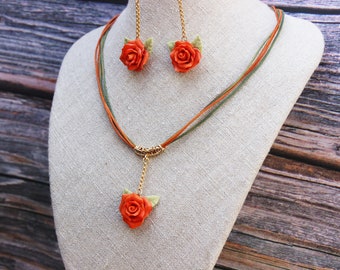 Ensemble collier et boucles,  roses couleur corail,  modelés en porcelaine froide, fait main,