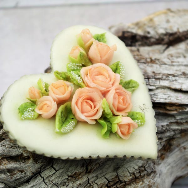 Broche "Coeur de roses " modelée en porcelaine froide