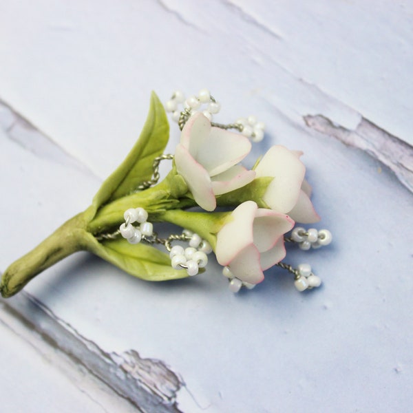 Broche florale blanche, artisanale,  modelée en porcelaine froide