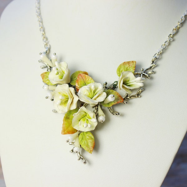 Collier fleurs blanches,  modelés en porcelaine froide, fait main,