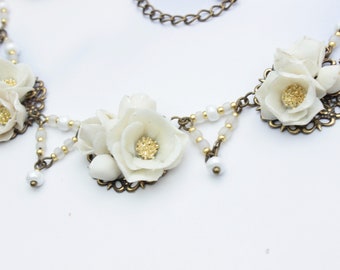 Ensemble collier et boucles  fleurs blanches  modelés en porcelaine froide, fait main,