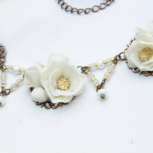 Ensemble collier et boucles  fleurs blanches  modelés en porcelaine froide, fait main,
