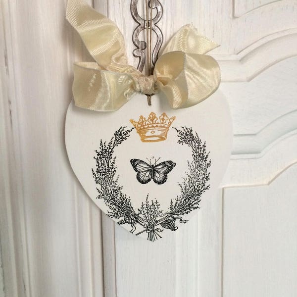 Petit Coeur en bois peint en blanc avec  impression couronne et papillon