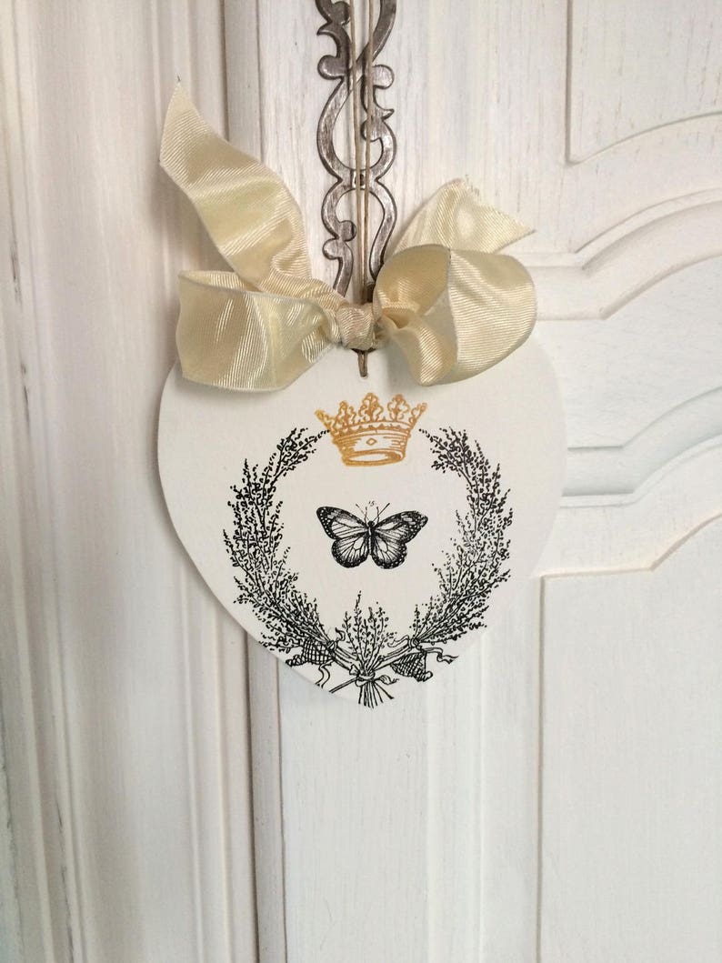 Petit Coeur en bois peint en blanc avec impression couronne et papillon image 1