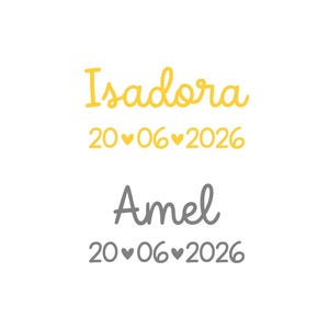 Peut inclure: Un design graphique présentant le prénom Isadora en écriture jaune suivi de la date 20-06-2026 avec des cœurs jaunes. En dessous, le prénom Amel en écriture grise avec la date 20-06-2026 et des cœurs gris. Un logo papillon avec le texte Flex Sandelisabeth est présent.