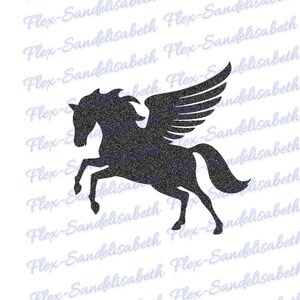 Puede incluir: Una silueta negra de un Pegaso, un caballo alado mítico, con las alas extendidas y las patas delanteras levantadas. La imagen tiene una textura brillante y está sobre un fondo blanco con el texto "Flex Sandelisabeth" repetido en diagonal.
