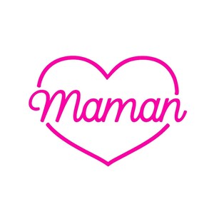 Peut inclure: Un cœur rose vif avec le mot "Maman" en écriture cursive à l'intérieur. Le mot est centré dans le contour du cœur. Le fond est blanc uni. Un petit logo avec du texte et un papillon se trouve dans le coin inférieur droit.