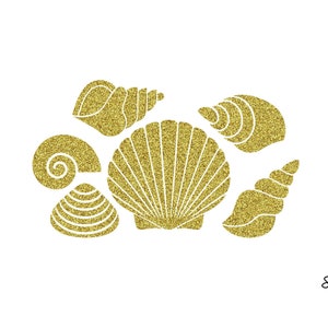 Peut inclure: Illustration de six coquillages dorés scintillants sur fond blanc. Les coquillages sont de formes et de tailles variées, dont une grande coquille Saint-Jacques et plusieurs formes en spirale et coniques. L'image a une esthétique minimaliste et épurée.