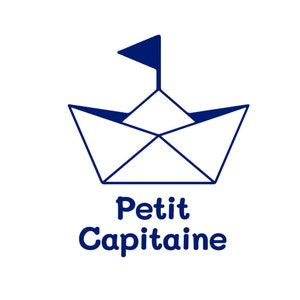 Aplique de barco origami com pequeno capitão em vinil termocolante, cor e tamanho à sua escolha.