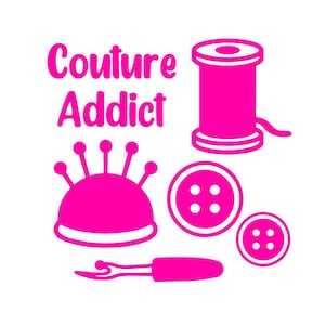Może przedstawiać: Jaskraworóżowy projekt graficzny zawierający napis Couture Addict, szpulkę nici, poduszkę na szpilki, dwa guziki z czterema dziurkami oraz prujkę. Projekt zawiera również napis Flex Sandelisabeth z ikoną motyla.