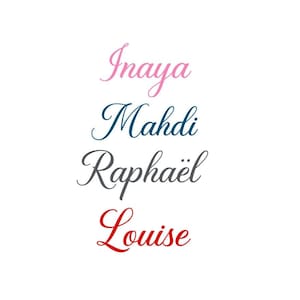 Peut inclure: Un fond blanc avec quatre noms écrits en écriture cursive : Inaya en rose, Mahdi en bleu, Raphaël en gris et Louise en rouge. Le texte « Flex Sandelisebeth » est écrit en écriture cursive noire avec un motif de papillon en dessous.