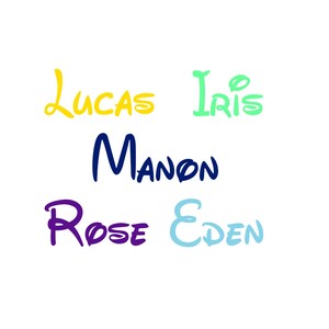 Peut inclure: Un fond blanc avec cinq noms écrits en différentes couleurs : Lucas en jaune, Iris en vert clair, Manon en bleu foncé, Rose en violet et Eden en bleu clair.