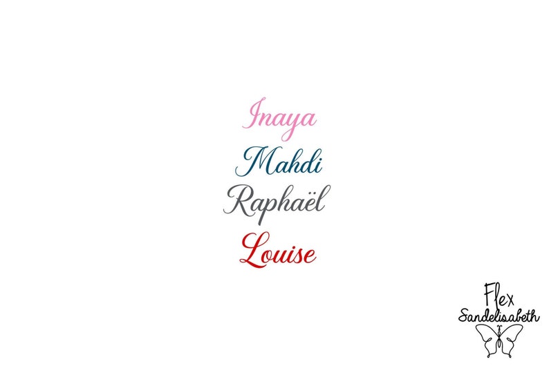 Puede incluir: Un fondo blanco con cuatro nombres escritos en letra cursiva: Inaya en rosa, Mahdi en azul, Rapha&euml;l en gris y Louise en rojo. El texto "Flex Sandelisebeth" est&aacute; escrito en letra cursiva negra con un dise&ntilde;o de mariposa debajo.