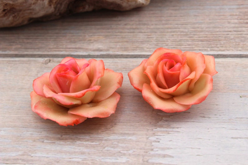 Fleurs, 2 Roses corail , modelées à la main en porcelaine froide image 4