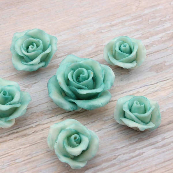 6 Roses turquoise dégradé, modelées à la main en porcelaine froide