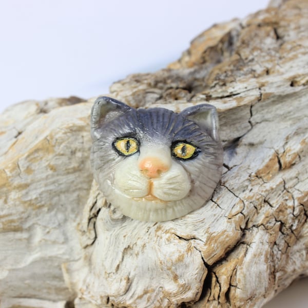 Tête chat gris, modelée à la main en porcelaine froide