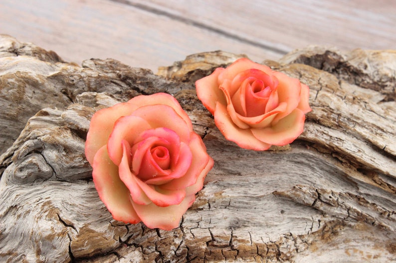 Fleurs, 2 Roses corail , modelées à la main en porcelaine froide image 2